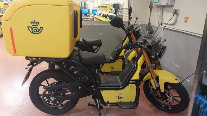 Nuevas motos eléctricas ciberseguras del modelo Cargo Pro de NUUK de Correos.