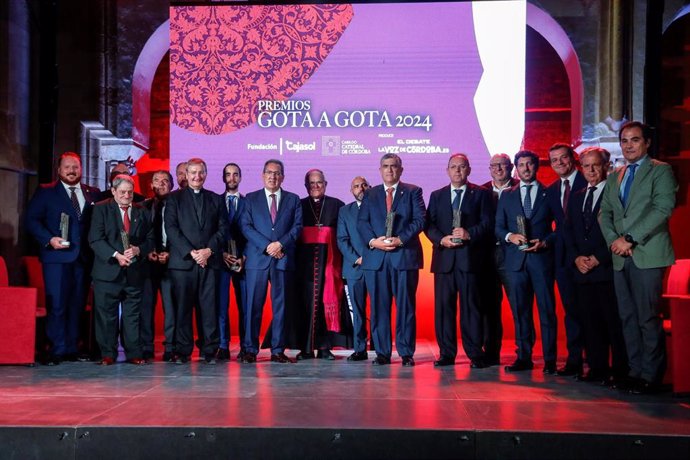 Autoridades y galadonados con los Premios Gota a Gota de Pasión 2024.