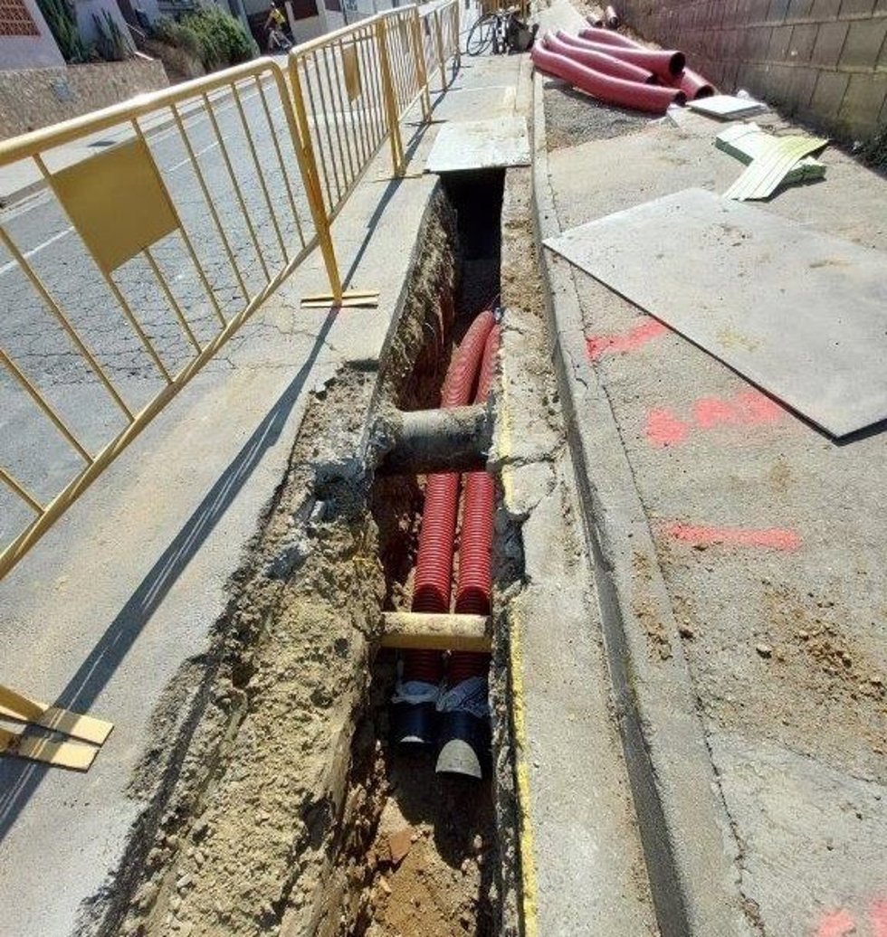 Trabajos de mejora de la red eléctrica en Bisbal d'Empord (Girona)