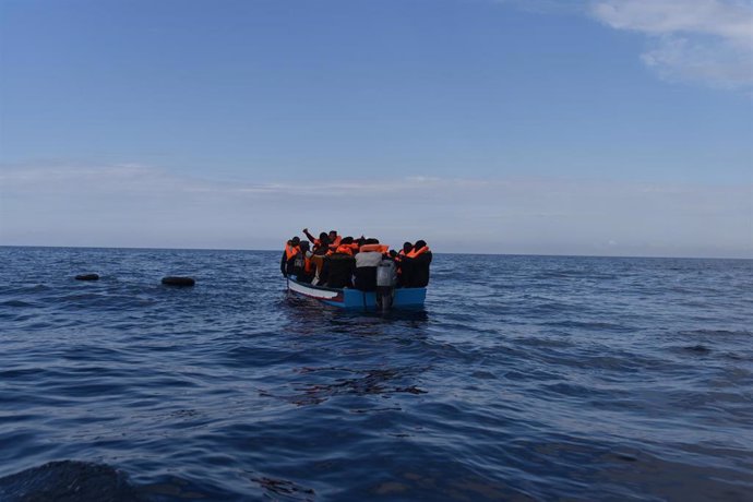 Archivo - Migrantes en un bote de madera, que salieron de las costas de Libia, esperan se rescatados por miembros de la ONG Open Arms, a 5 de marzo de 2022, frente a la costa de Libia, en el Mar Mediterráneo.