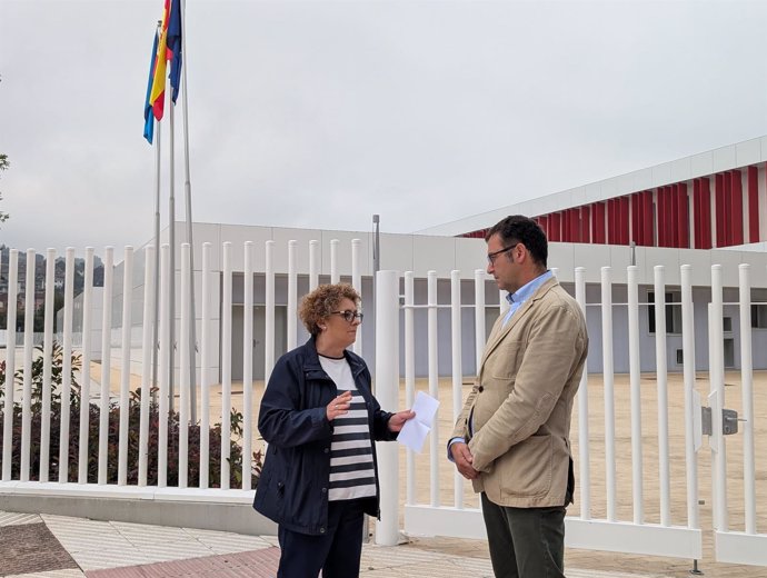 Los diputados del PP Gloria García y José Luis Costillas frente al IES de La Florida, en Oviedo.