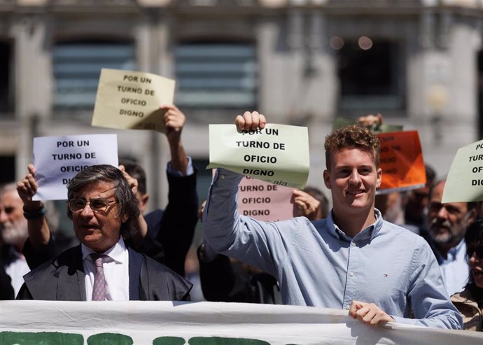 Archivo - Abogados sujetan pancartas durante una manifestación para exigir Justicia Gratuita, en la Puerta del Sol, a 18 de mayo de 2023, en Madrid (España). La Asociación Libre de Abogadas y Abogados (ALA), la Asociación de Laboralistas de Trabajadoras y