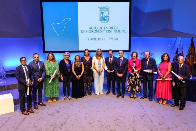 Acto institucional en el Cabildo de Tenerife con motivo de la entrega de las Medallas de Oro y el reconocimiento de Hijo Adopyivo e Hijo Predilecto