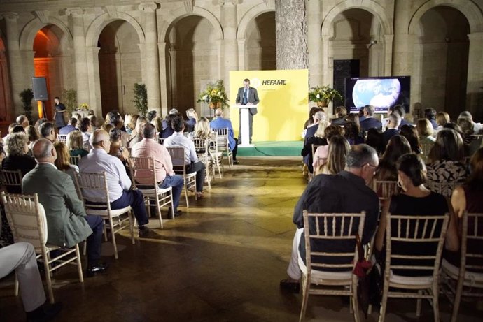 Imagen del acto de presentación en el claustro de la Catedral de Almería