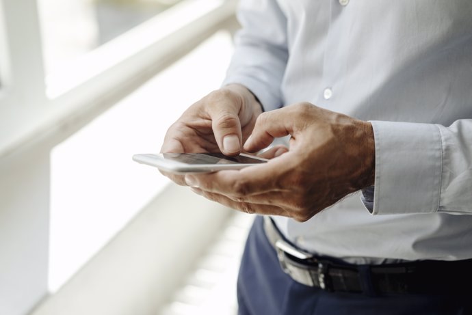 Una persona utiliza un teléfono móvil