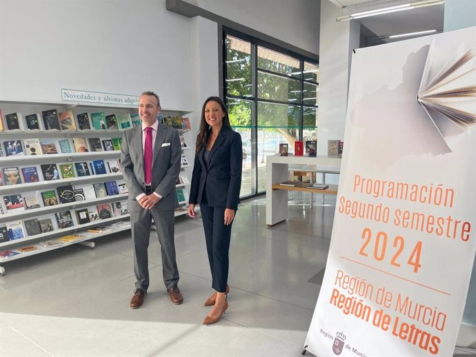 La consejera Carmen Conesa y el director de la Biblioteca Regional, Juan José Lara, en el acto de presentación de la programación