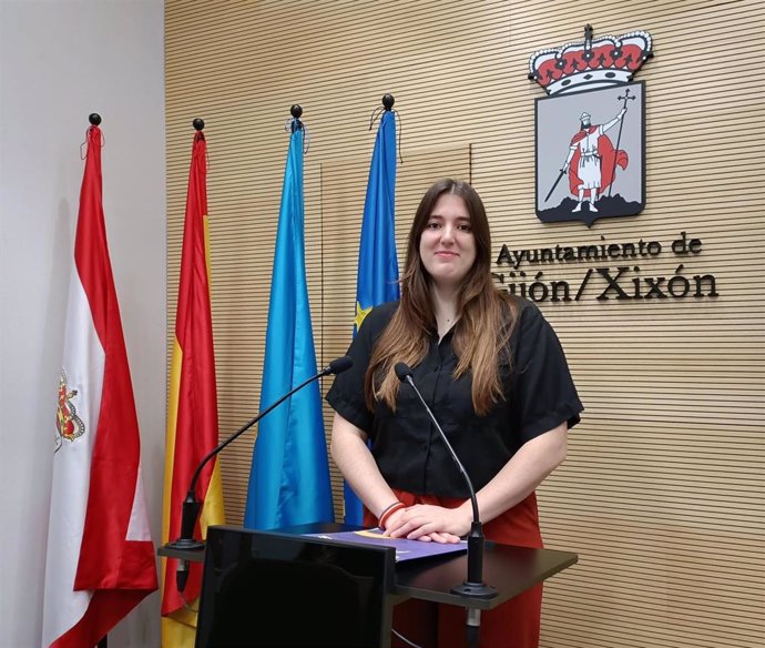 La portavoz de Podemos en el Ayuntamiento de Gijón, Olaya Suárez, en rueda de prensa en el Consistorio gijonés.