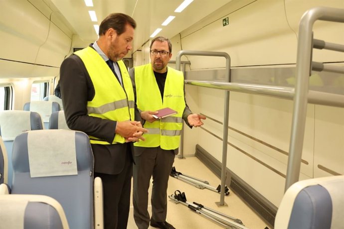 El ministro de Transportes y Movilidad Sostenible, Óscar Puente, supervisa un tren de la serie 490 (Alaris)