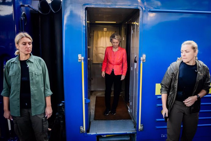 20 September 2024, Ukraine, Kiev: Ursula von der Leyen (C), President of the European Commission, arrives at Kiev Central Station. Photo: Christoph Soeder/dpa Pool/dpa