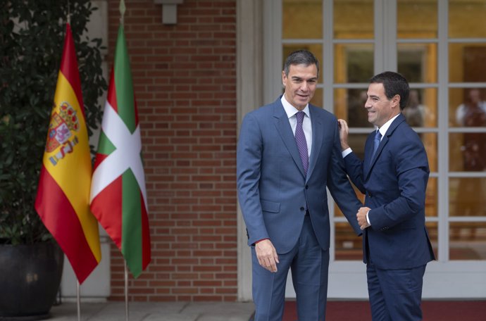 El presidente del Gobierno, Pedro Sánchez (i), recibe al lehendakari Imanol Pradales (d), en el Complejo de La Moncloa, a 20 de septiembre de 2024, en Madrid (España).