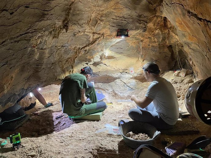 Investigadores en la Cova dels Tritons, en Senterada (Lleida)