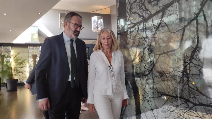 Rocío Hernández habla con el delegado del Gobierno andaluz en Córdoba, Adolfo Molina.