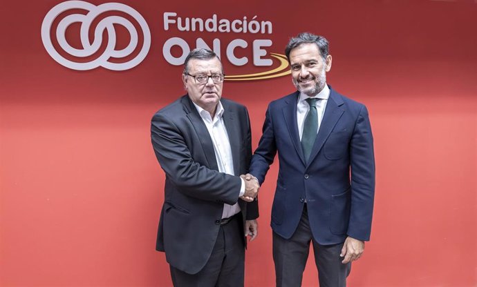 El director general de Fundación ONCE, José Luis Martínez Donoso, y el director corporativo de RRHH, Marketing y Comunicación de Logista, Juan José Guajardo-Fajardo, firman un Convenio Inserta