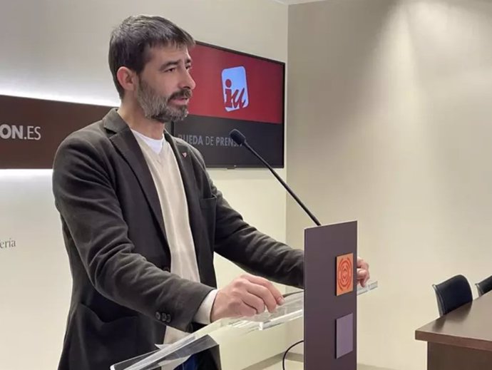 El diputado de IU, Álvaro Sanz , en la sala de prensa de las Cortes