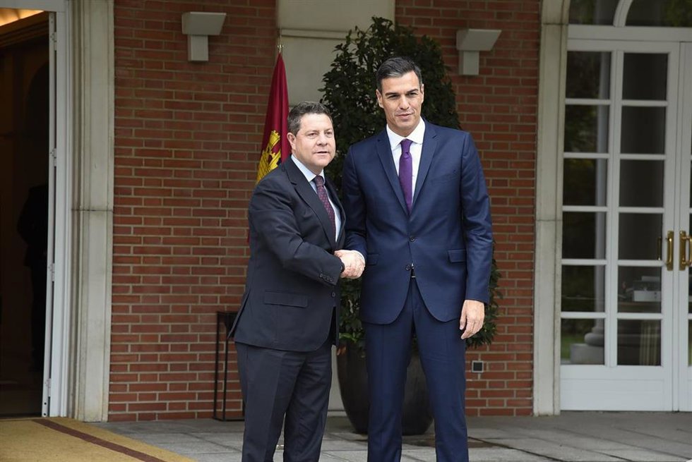 Archivo - Pedro Sánchez y Emiliano García-Page, en una foto de archivo durante una reunión en Moncloa