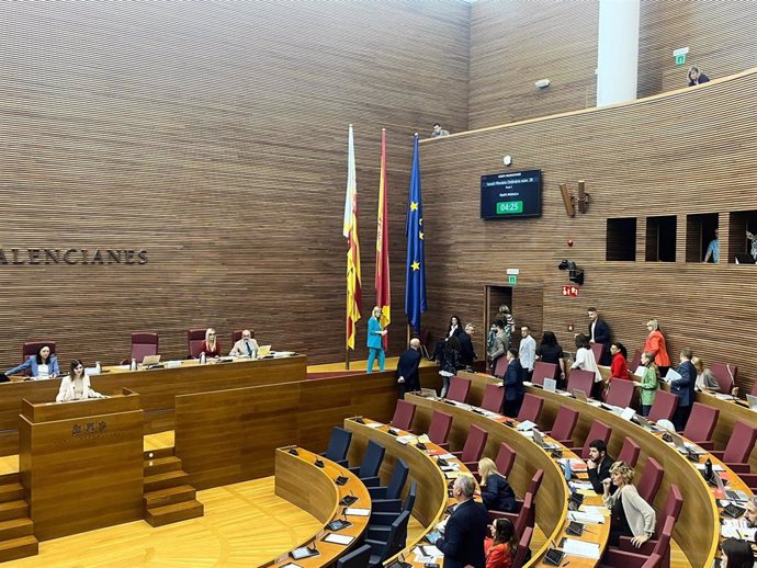 Diputados del PSPV abandonan el hemiciclo de Les Corts