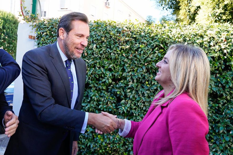 El ministro de Transporte y Movilidad Sostenible, Óscar Puente, junto a la alcaldesa de Granada Marifran Carazo, a principios de septiembre en la ciudad de la Alhambra