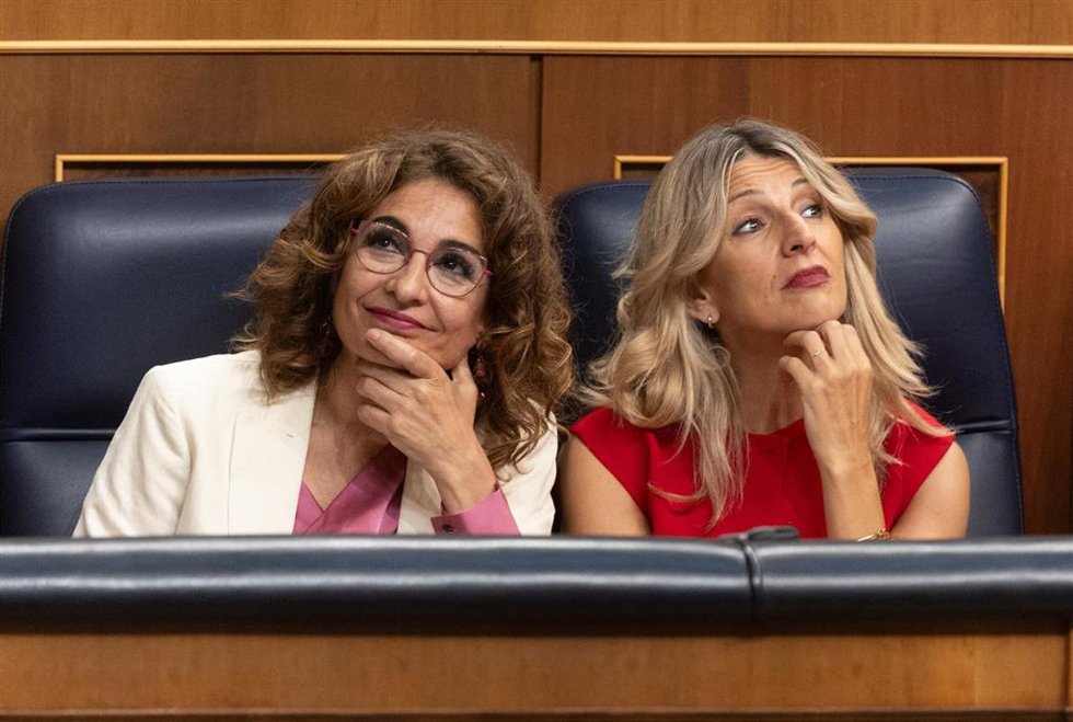 Archivo - La vicepresidenta primera del Gobierno y ministra de Hacienda, María Jesús Montero (i), y la vicepresidenta segunda del Gobierno y ministra de Trabajo, Yolanda Díaz (d), en el Congreso de los Diputados, a 12 de junio de 2024, en Madrid (España