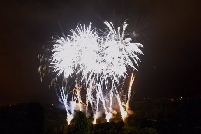 Archivo - El espectáculo de fuegos artificiales para la noche grande de San Mateo en Oviedo en 2023.