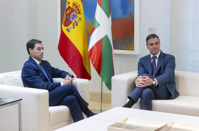 El lehendakari, Imanol Pradales, y el presidente del Gobierno, Pedro Sánchez, durante una reunión en La Moncloa