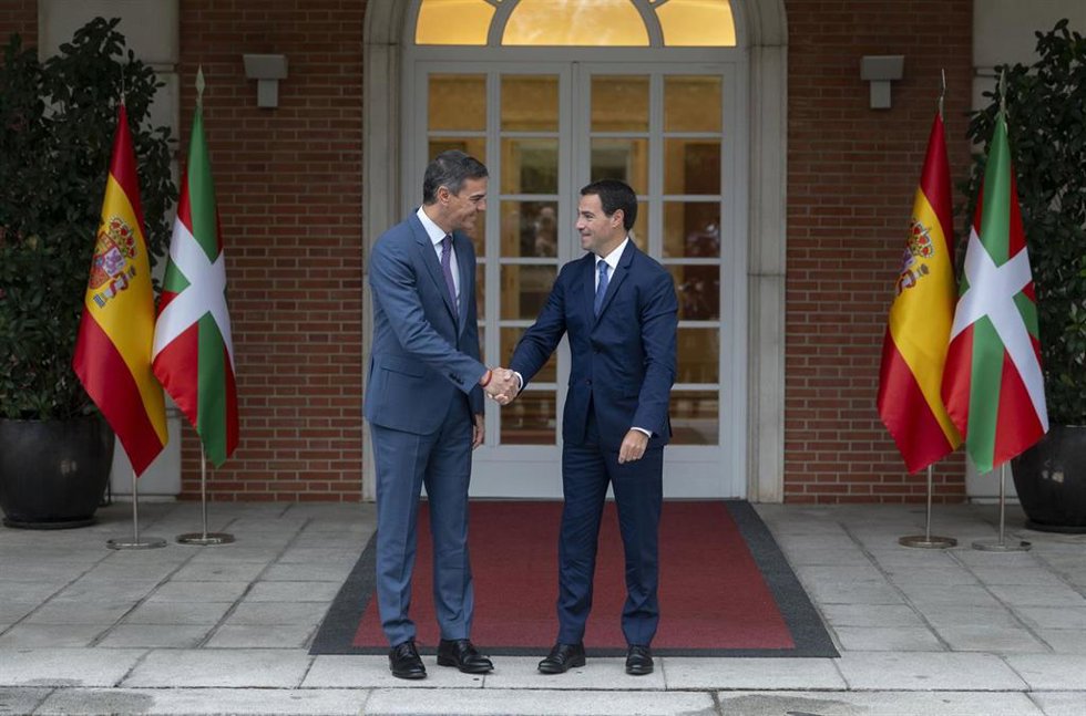 El presidente del Gobierno, Pedro Sánchez (i), recibe al lehendakari Imanol Pradales (d), en el Complejo de La Moncloa, a 20 de septiembre de 2024, en Madrid (España). Sánchez arranca hoy, 20 de septiembre, una ronda de reuniones bilaterales con los pre