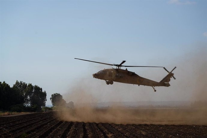 Un helicóptero de las Fuerzas Armadas de Israel cerca de la frontera con Líbano (archivo)