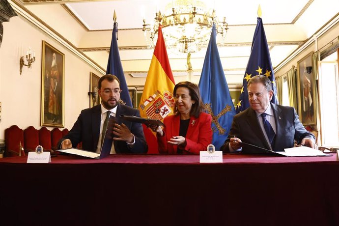 El presidente del Principado, Adrián Barbón, la ministra de Defensa, Margarita Robles y el alcalde de Oviedo, Alfredo Canteli, firman el Convenio de La Vega.