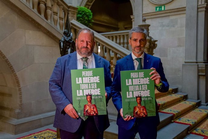 El líder de Vox en Barcelona, Gonzalo de Oro, (d) y el portavoz del grupo municipal, Liberto Senderos (i).