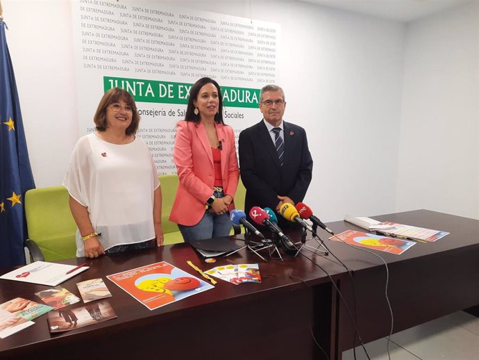 La consejera de Salud y Servicios Sociales, Sara García Espada, junto al coordinador regional de Trasplantes, Luis López, y la presidenta de ADMO Extremadura, Virtudes Carrasco, en la presentación de los datos de donación de médula ósea y cordón umbilical