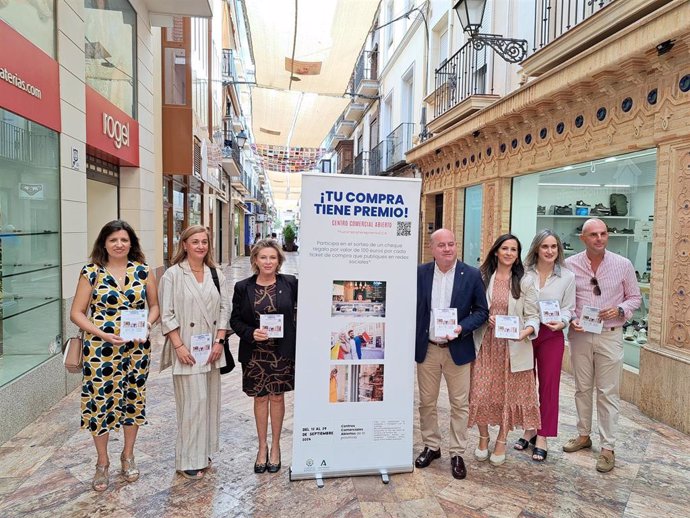 La delegada de Empleo, Empresa y Trabajo Autónomo de la Junta, Carmen Sánchez Sierra, acompañada por el alcalde, Manuel Barón, la edil de Turismo y Comercio, Ana Cebrián, la de Políticas de Empleo, Francisca Sánchez y la vicepresidenta de ACIA.