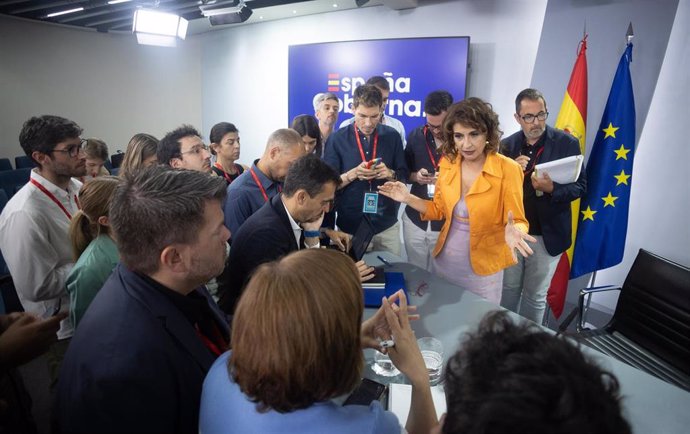 Archivo - La vicepresidenta primera y ministra de Hacienda, María Jesús Montero, conversa con los periodistas tras una rueda de prensa posterior al Consejo de Ministros