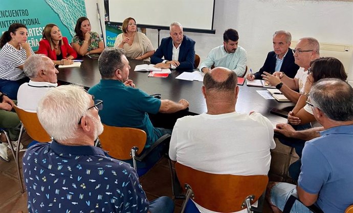 Ruiz Boix reunido con el sector pesquero de Barbate y Conil