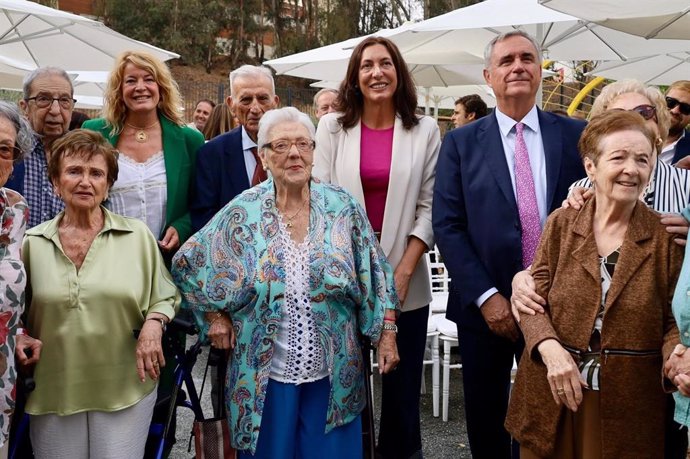 La consejera de Inclusión Social, Juventud, Familias e Igualdad, Loles López, junto a la alcaldesa de Huelva, Pilar Miranda, en su visita a la residencia de mayores.