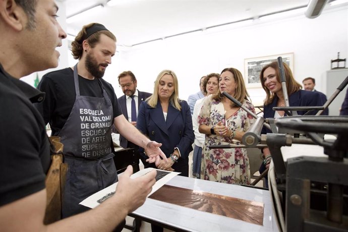 La consejera de Desarrollo Educativo y Formación Profesional, María del Carmen Castillo (2d), junto a la consejera de Fomento Rocío Díaz (1d), y la alcaldesa de Granada, Marifran Carazo (2i), durante la visita a la Escuela de Arte José Val del Omar