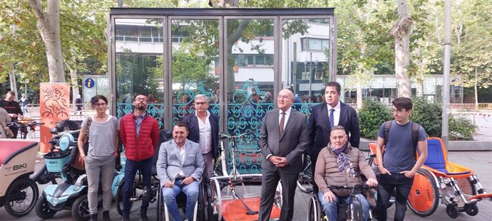 El alcalde de valladolid, Jesus Julio Carnero, asiste a la presentación de los nuevos vehiculos del Servicio Público de Alquiler de Bicicletas, BIKI.