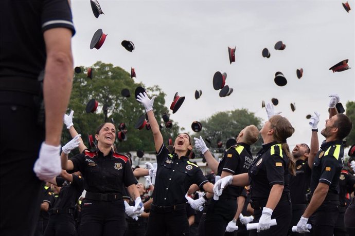 Alumnos de la 37 promoción del curso de formación básica para policías del Institut de Seguretat Pública de Catalunya (ISPC) lanzan la gorra, en Mollet del Vallès (Barcelona), a 20 de septiembre de 2024