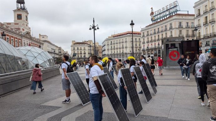 SOS Rural entrega a Ribera más de 12.000 firmas que reclaman la regulación de las macroplantas energéticas.