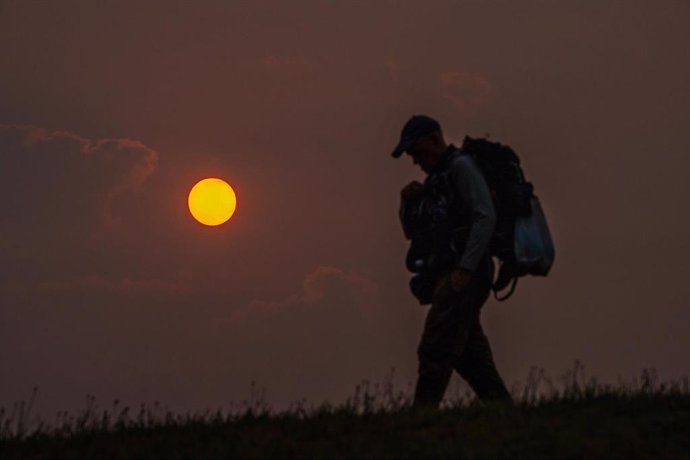 Un peregrino camina durante la salida del sol en el Monte do Gozo, a 19 de septiembre de 2024, en Santiago de Compostela, A Coruña, Galicia (España). 