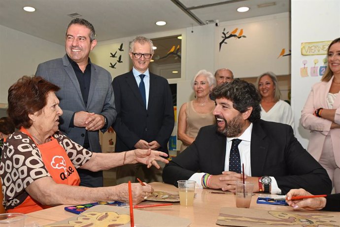 El jefe del Ejecutivo autonómico, Fernando López Miras, visita oy el centro de día de la Asociación de Familiares de Enfermos de Alzhéimer y otras demencias de Alcantarilla (Afade), con motivo del Día Mundial del Alzhéimer