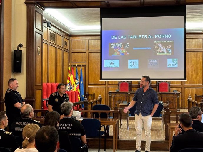 El Ayuntamiento de Alcoy presenta la nueva iniciativa que se denomina Programa Agente Tutor.