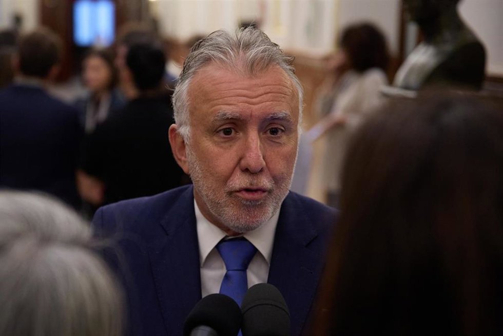 El ministro de Política Territorial, Ángel Víctor Torres, sale de una sesión de sesión de control al Gobierno, en el Congreso de los Diputados, a 18 de septiembre de 2024, en Madrid (España). Durante la sesión de control, el PP, Vox y ERC hacen pregunta