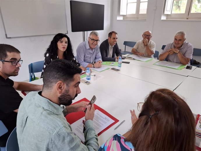 La coordinadora de IU Málaga, Toni Morillas, junto a ediles de la formación en la provincia.