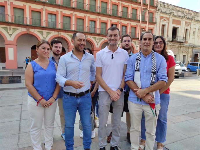 Sebastián Pérez y Antonio Maíllo (centro), junto a cargos públicos y orgánicos de IU en la Plaza de la Corredera de Córdoba.