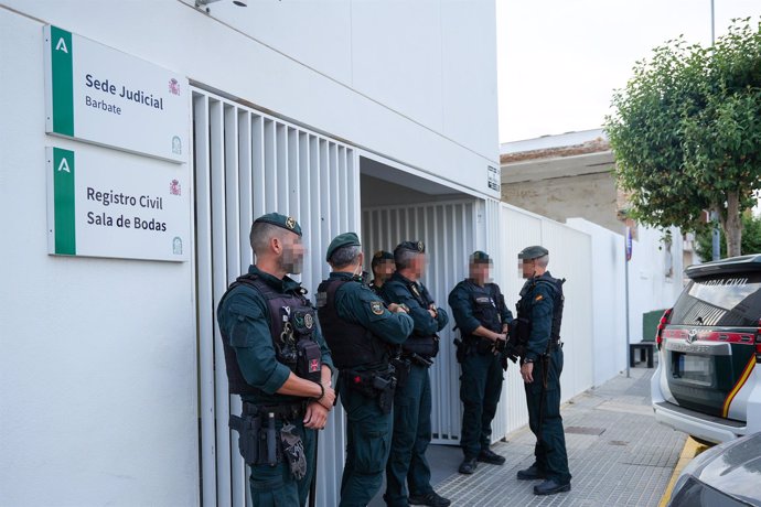 Entrada de los juzgados de Barbate custodiada por agentes de la Guardia Civil. ARCHIVO.