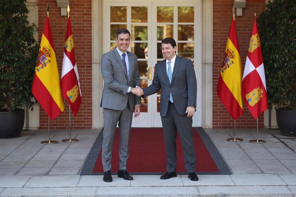 Archivo - El presidente del Gobierno, Pedro Sánchez (i), recibe al presidente de la Junta de Castilla y León, Alfonso Fernández Mañueco (d), en el Palacio de La Moncloa