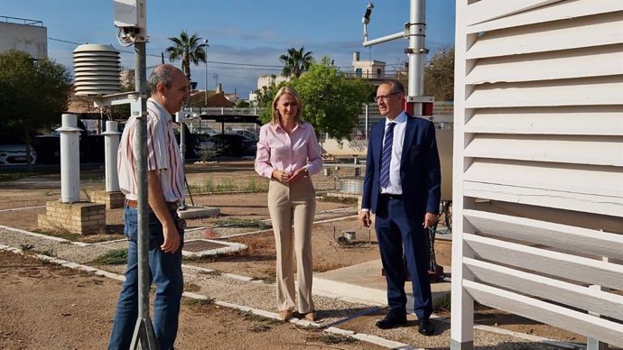 La delegada del Gobierno en la Región, Mariola Guevara, durante una visita a la sede de la Delegación Territorial de la Agencia Estatal de Meteorología (Aemet) acompañada por el responsable, Juan Esteban Palenzuela