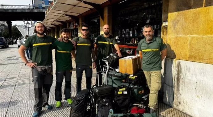 Miembros de la BRIF de Tineo, esperando el tren este viernes en Oviedo para unirse al operativo para extinguir incendios en Bolivia