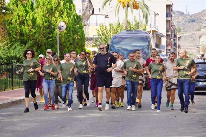 El alcalde de Santomera, Víctor Martínez, porta el Fuego Sagrado durante lel trayecto