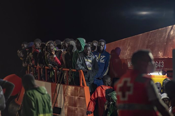 La Guardamar Calliope lleva a bordo a más de 300 migrantes, que llegan al puerto de La Restinga tras ser rescatados, a 20 de septiembre de 2024, en El Hierro, Canarias (España).