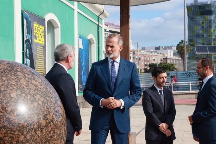 (I-2D) El presidente de Canarias, Fernando Clavijo, el Rey Felipe VI y el ministro de Derechos Sociales, Consumo y Agenda 2030, Pablo Bustinduy, durante un encuentro con escolares en el marco de la 'XVII Cumbre de Cotec Europa',